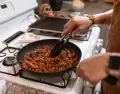 El relleno del pastel debe quedar h�medo antes de entrar al horno.