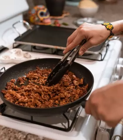 El relleno del pastel debe quedar h�medo antes de entrar al horno.