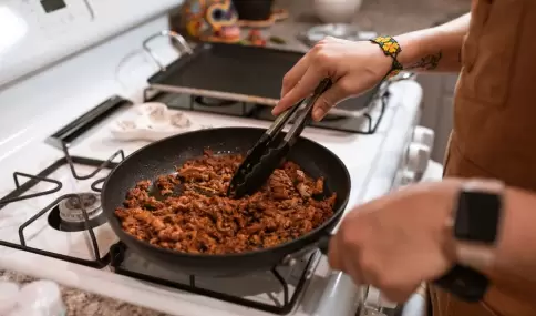 El relleno del pastel debe quedar h�medo antes de entrar al horno.