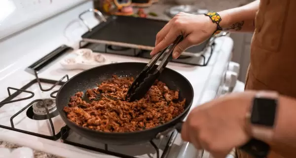 El relleno del pastel debe quedar h�medo antes de entrar al horno.