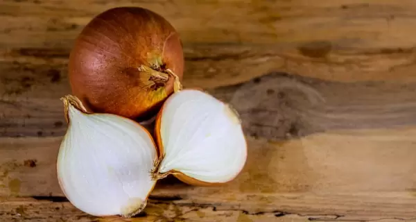 Las cebollas al horno transforman algo b�sico en un acompa�amiento con personalidad.