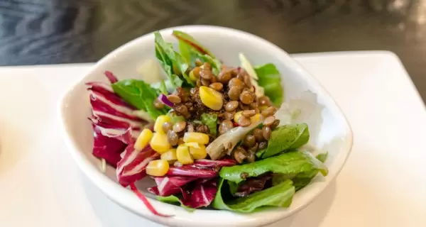 Las lentejas pueden ser parte de una ensalada completa.