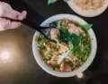 El pho vietnamita demuestra que una sopa no necesita ser espesa para ser profunda.