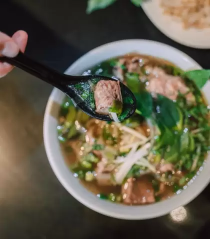 El pho vietnamita demuestra que una sopa no necesita ser espesa para ser profunda.